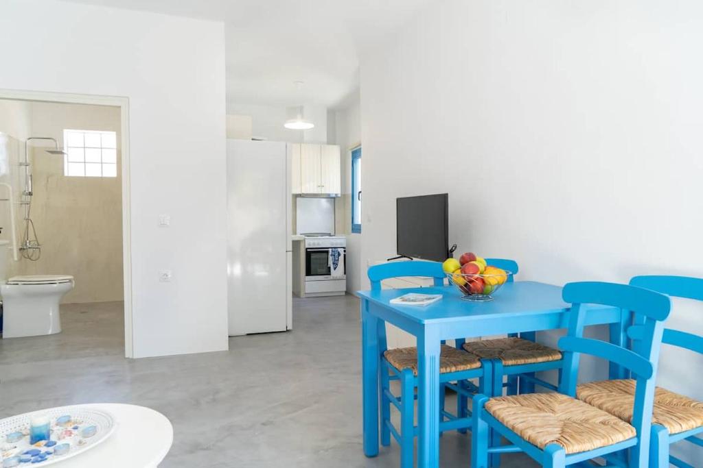 Blue Moon Apartments room 6